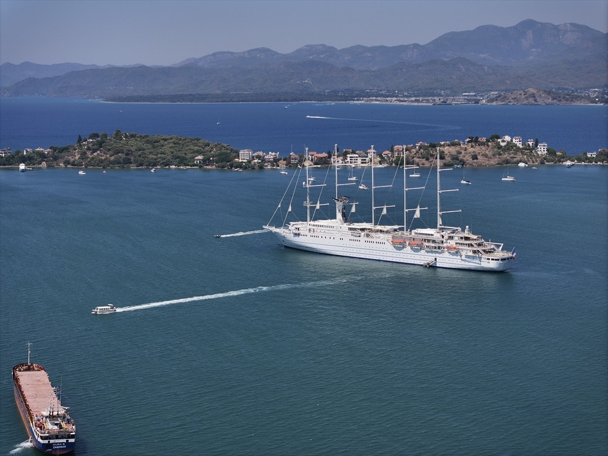 Dünyanın en büyük yelkenli yolcu gemilerinden "Club Med 2", Fethiye Körfezi'ne demirledi.