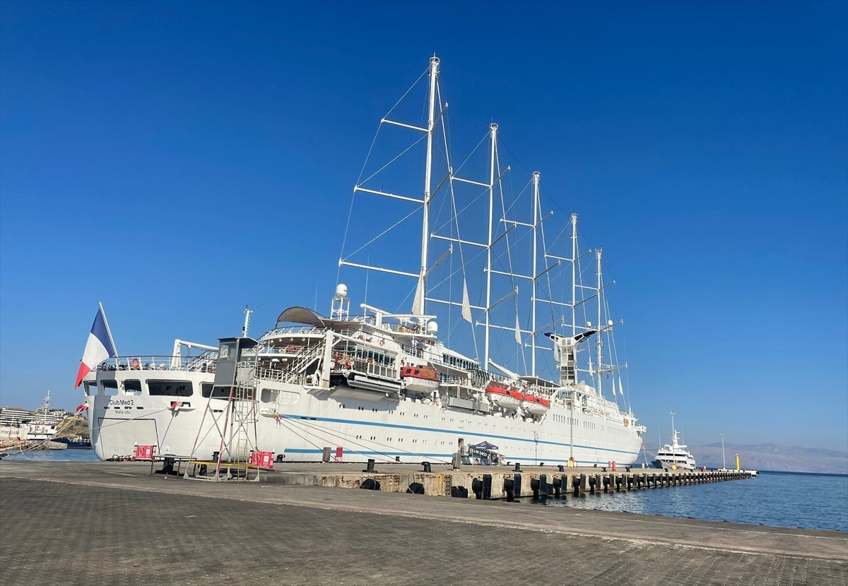 Dünyanın en büyük yelkenli yolcu gemilerinden "Club Med 2", İzmir'in Çeşme ilçesindeki Ulusoy...