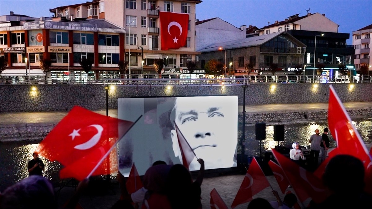 Düzce Belediyesinin 30 Ağustos Zafer Bayramı dolayısıyla düzenlediği programda yaptığı sürpriz...