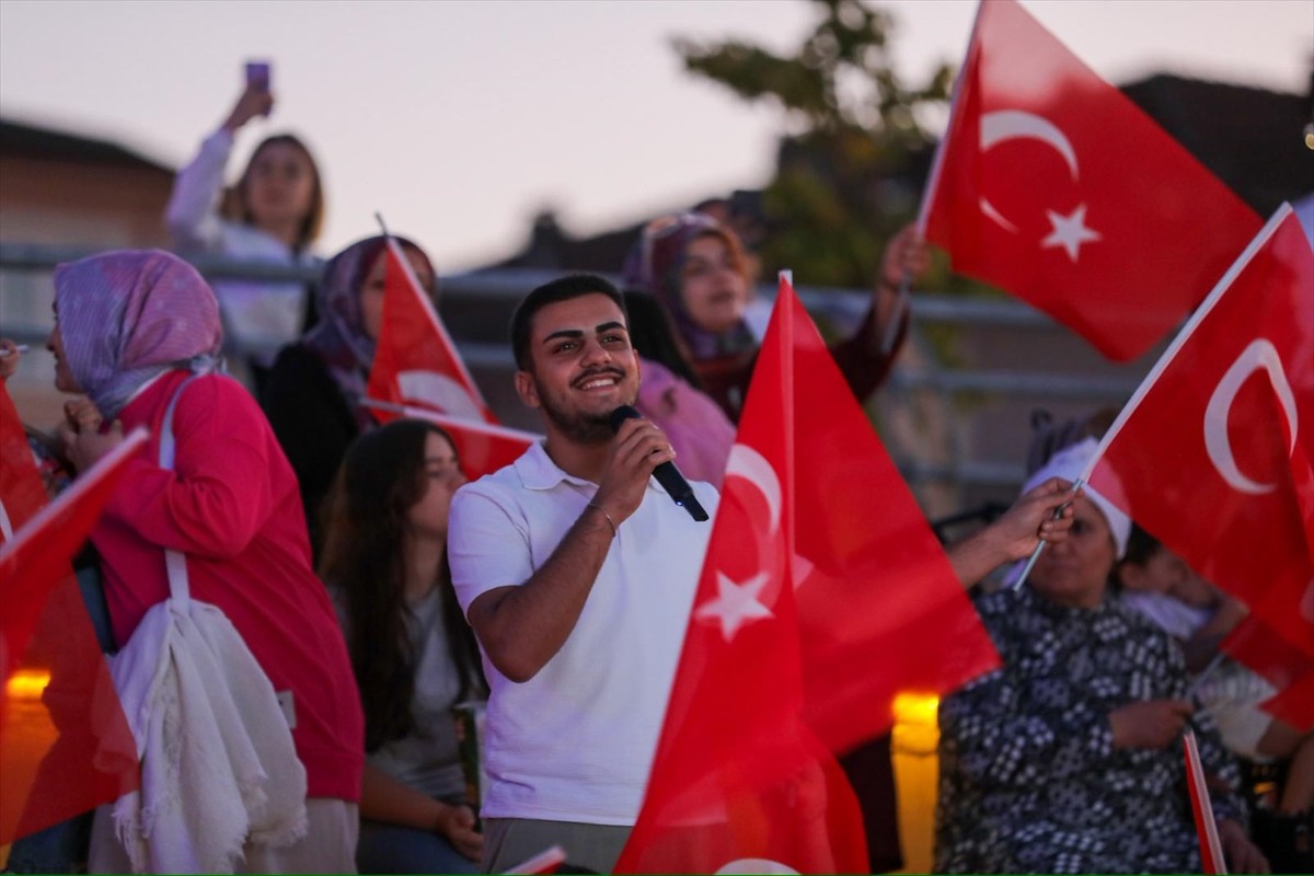 Düzce Belediyesinin 30 Ağustos Zafer Bayramı dolayısıyla düzenlediği programda yaptığı sürpriz...