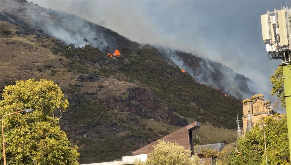 Edinburgh’daki ünlü turistik nokta Arthur’s Seat’te büyük bir orman yangını çıktı. Şehir...