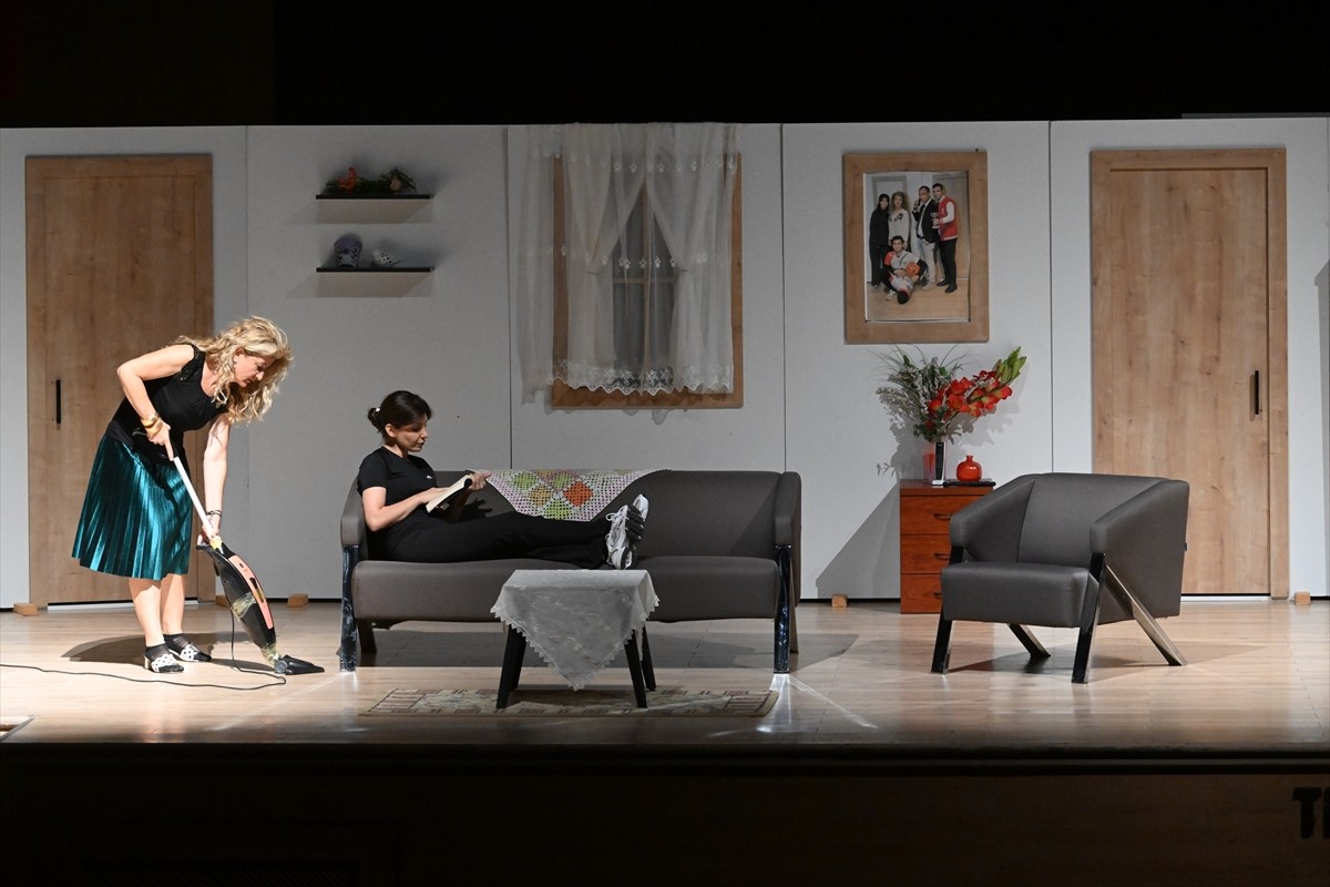 Edirne'de emniyet mensuplarından oluşan tiyatro grubu, uyuşturucuyla mücadelede ailenin önemine...