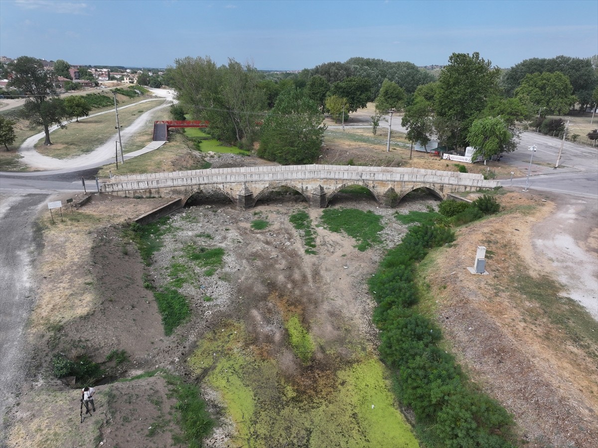 Edirne'de etkili olan kuraklık ve aşırı sıcaklara bağlı artan buharlaşma nedeniyle kentin önemli...