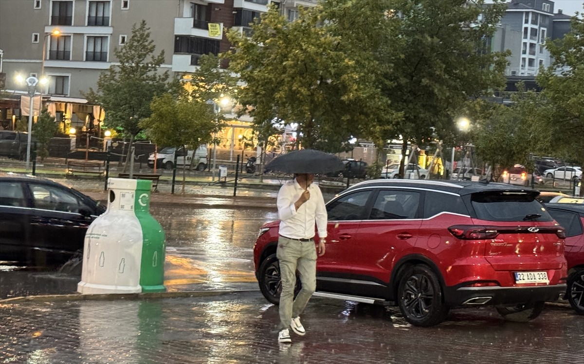 Edirne'de kısa süreli sağanak etkili oldu. Akşam saatlerinde başlayan sağanak yaşamı olumsuz...