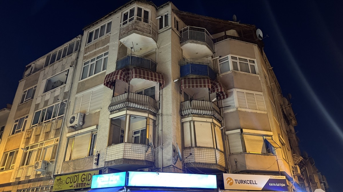Edirne'de kolonlarında hasar tespit edilen 52 yıllık apartman tedbir amaçlı boşaltıldı.