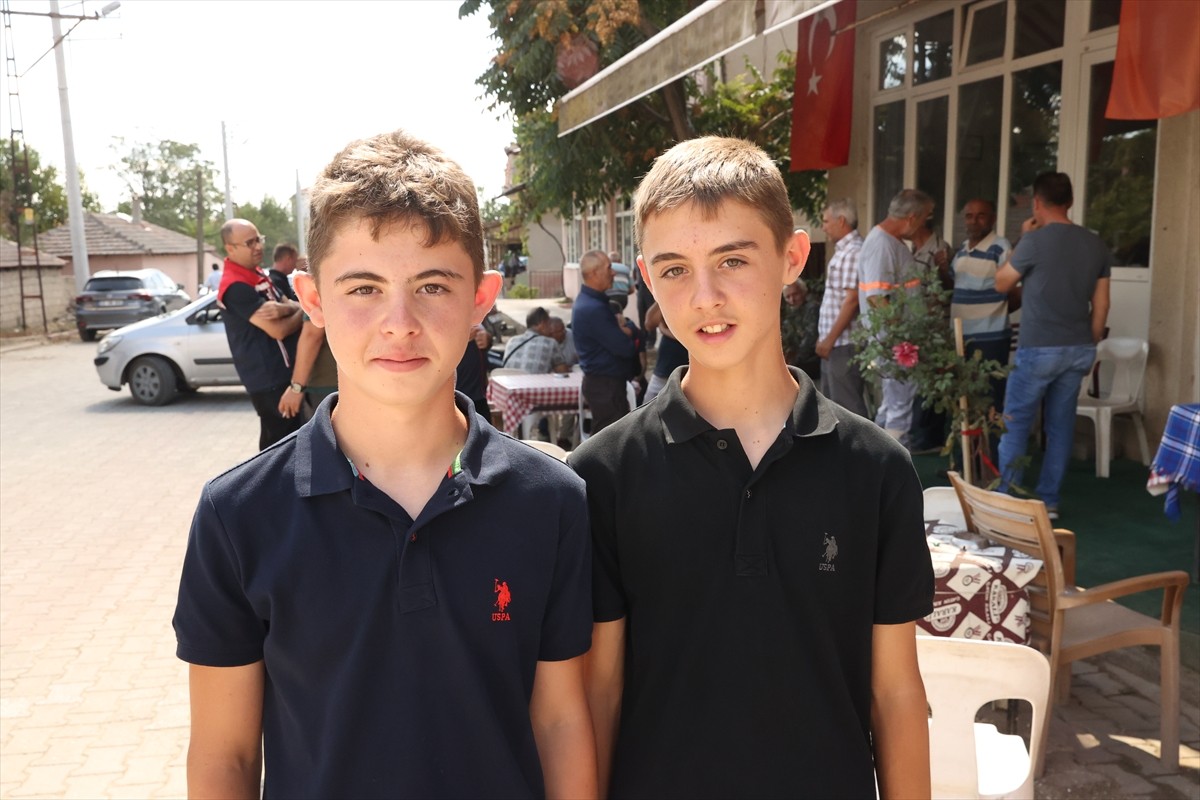 Edirne'de köy kahvesinde vatandaşlarla sohbet eden Edirne Valisi Yunus Sezer, 15 yaşındaki ikiz...