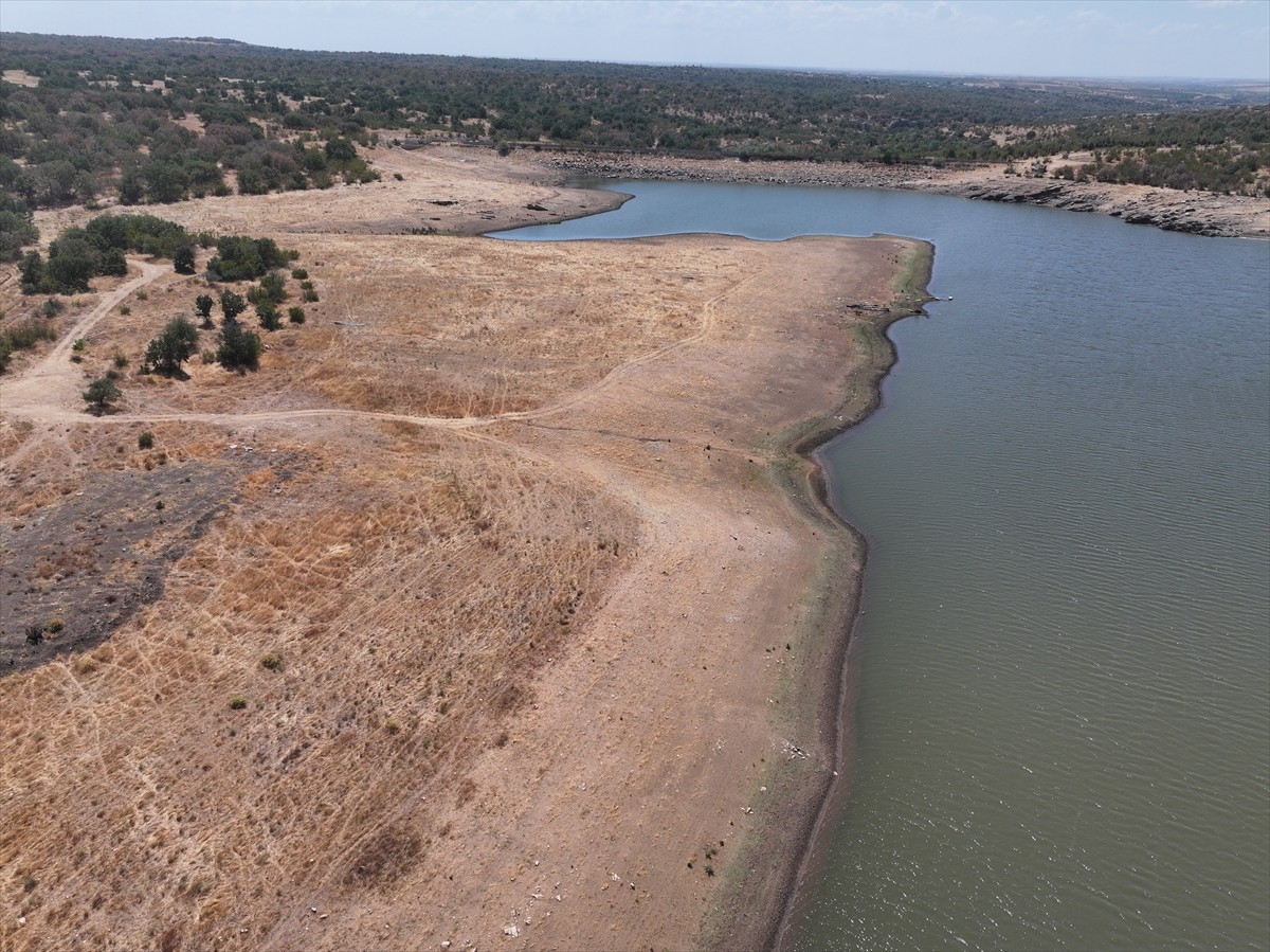 Edirne'de son aylarda etkili olan kuraklık ve aşırı sıcaklara bağlı yaşanan buharlaşma nedeniyle 6...