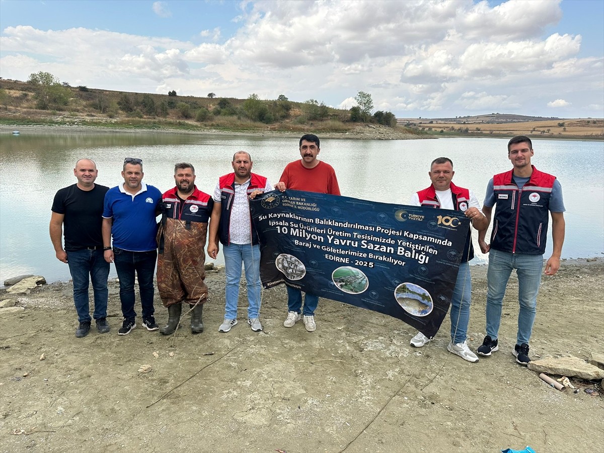 Edirne'de üretilen 975 bin 440 pullu sazan yavrusu, Tekirdağ'daki göl ve göletlere salındı.
