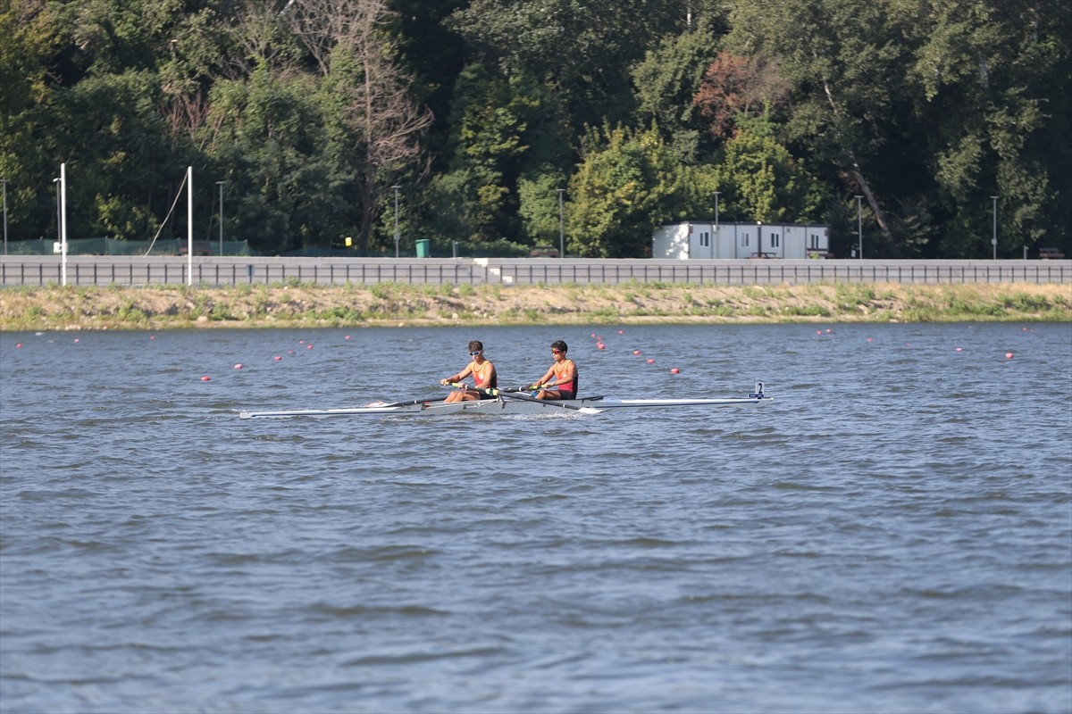 Edirne'deki Meriç Nehri'nde düzenlenen Gençler Türkiye Kürek Şampiyonası, ikinci gün yarışlarıyla...