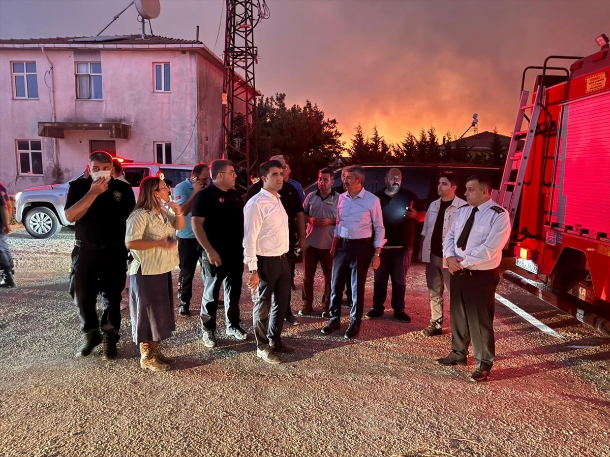 Edirne'nin Enez ilçesine bağlı Büyükevren ve Gülçavuş köylerinde çıkan orman yangınına müdahale...