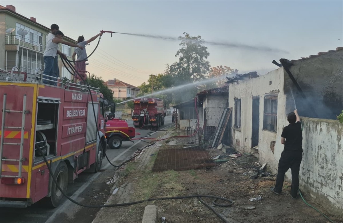 Edirne'nin Havsa ilçesinde çıkan yangında bir ev kullanılamaz hale geldi, bir tamirhane ve metruk...