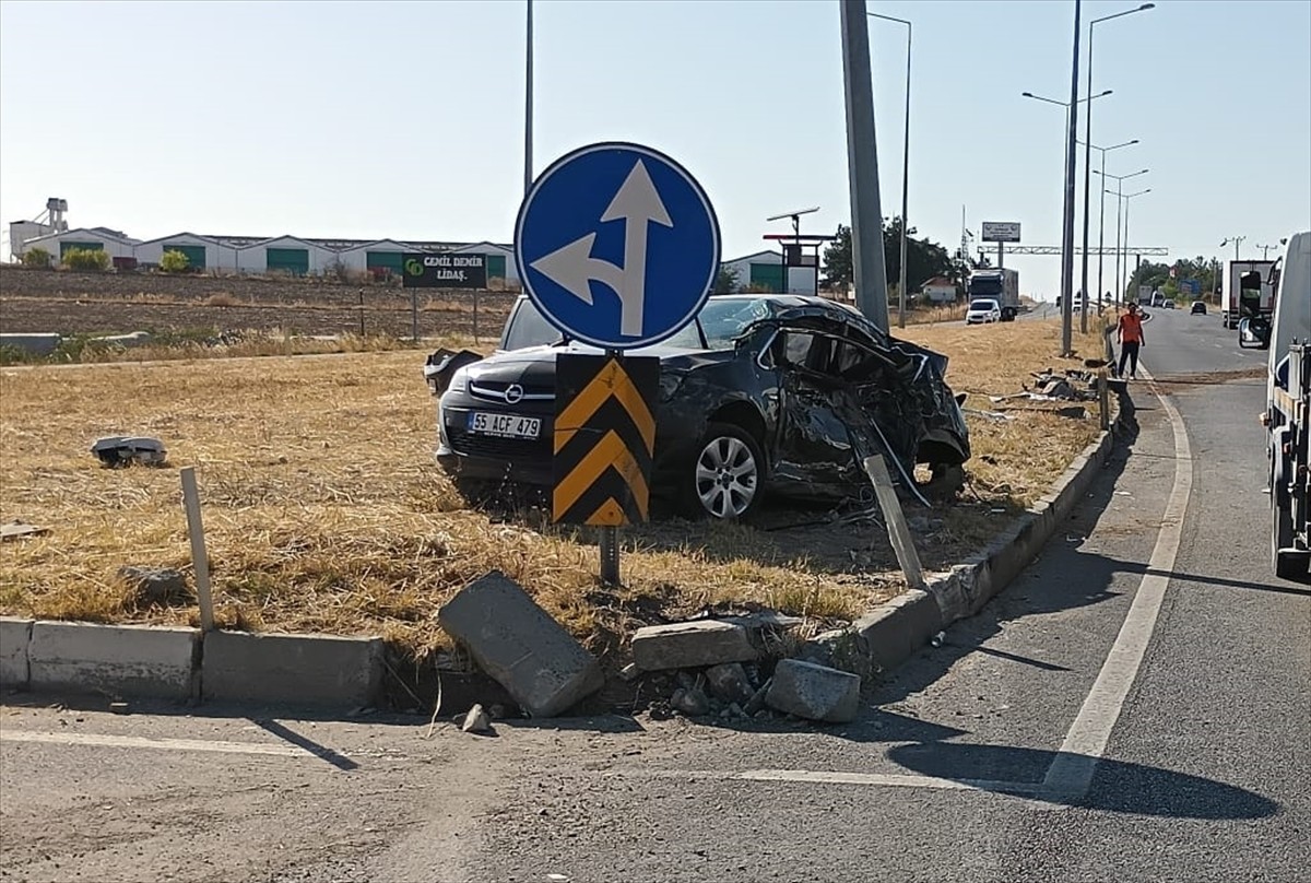 Edirne'nin Havsa ilçesinde otomobil ile kamyonun çarpışması sonucu 3 kişi yaralandı.