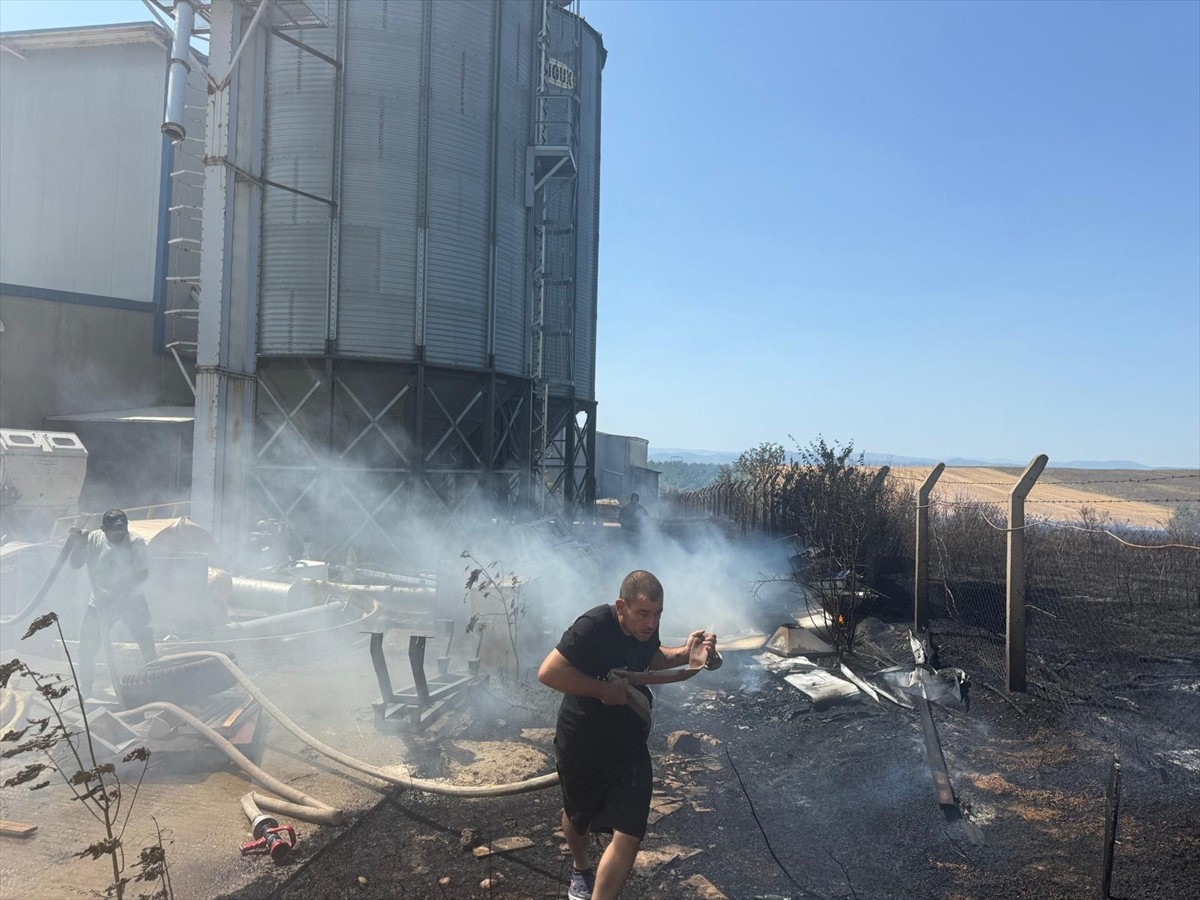 Edirne'nin İpsala ilçesinde çıkan anız yangını çeltik fabrikasına sıçramadan...