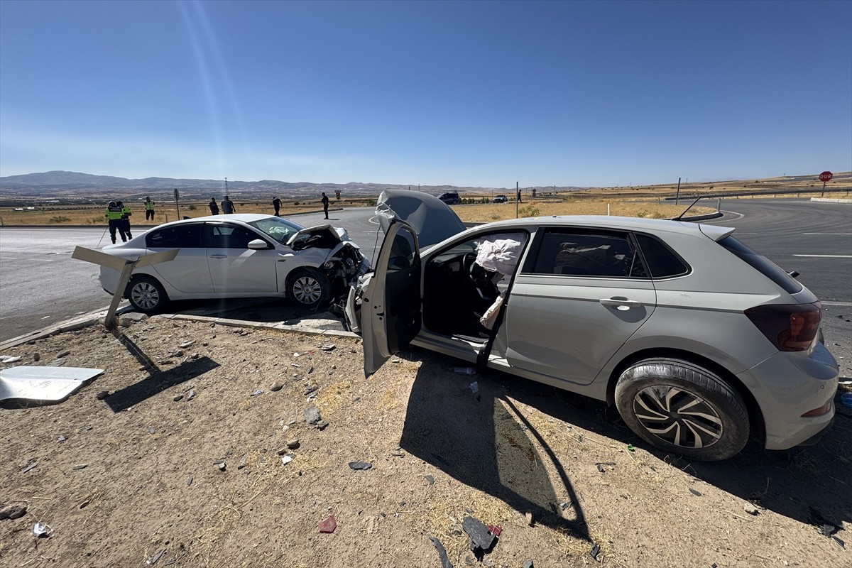 Elazığ'da iki otomobilin çarpışması sonucu 1'i ağır 8 kişi yaralandı.
