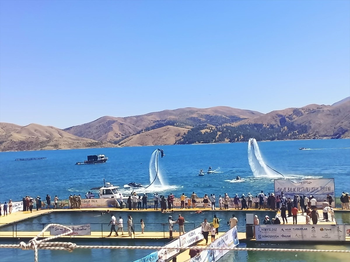 Elazığ'ın Keban ilçesinde düzenlenen "5. Keban Su ve Balık Festivali" ikinci gün etkinlikleriyle...