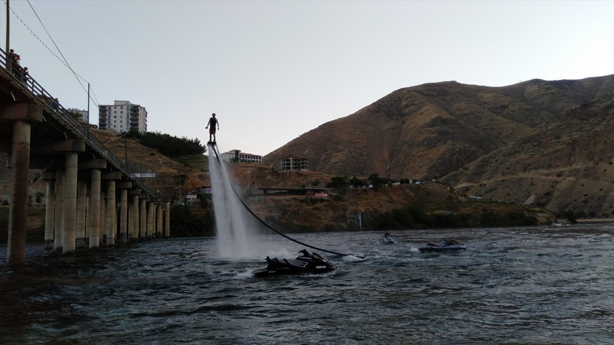 Elazığ'ın Keban ilçesinde düzenlenen "5. Keban Su ve Balık Festivali" ikinci gün etkinlikleriyle...
