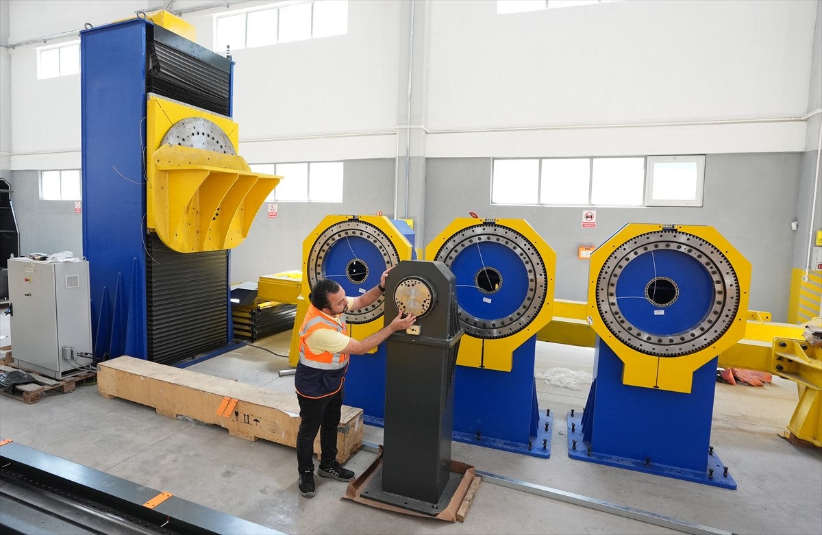 Endüstriyel robotların da yer aldığı yeni nesil üretim teknolojileri Türk savunma sanayisinin...