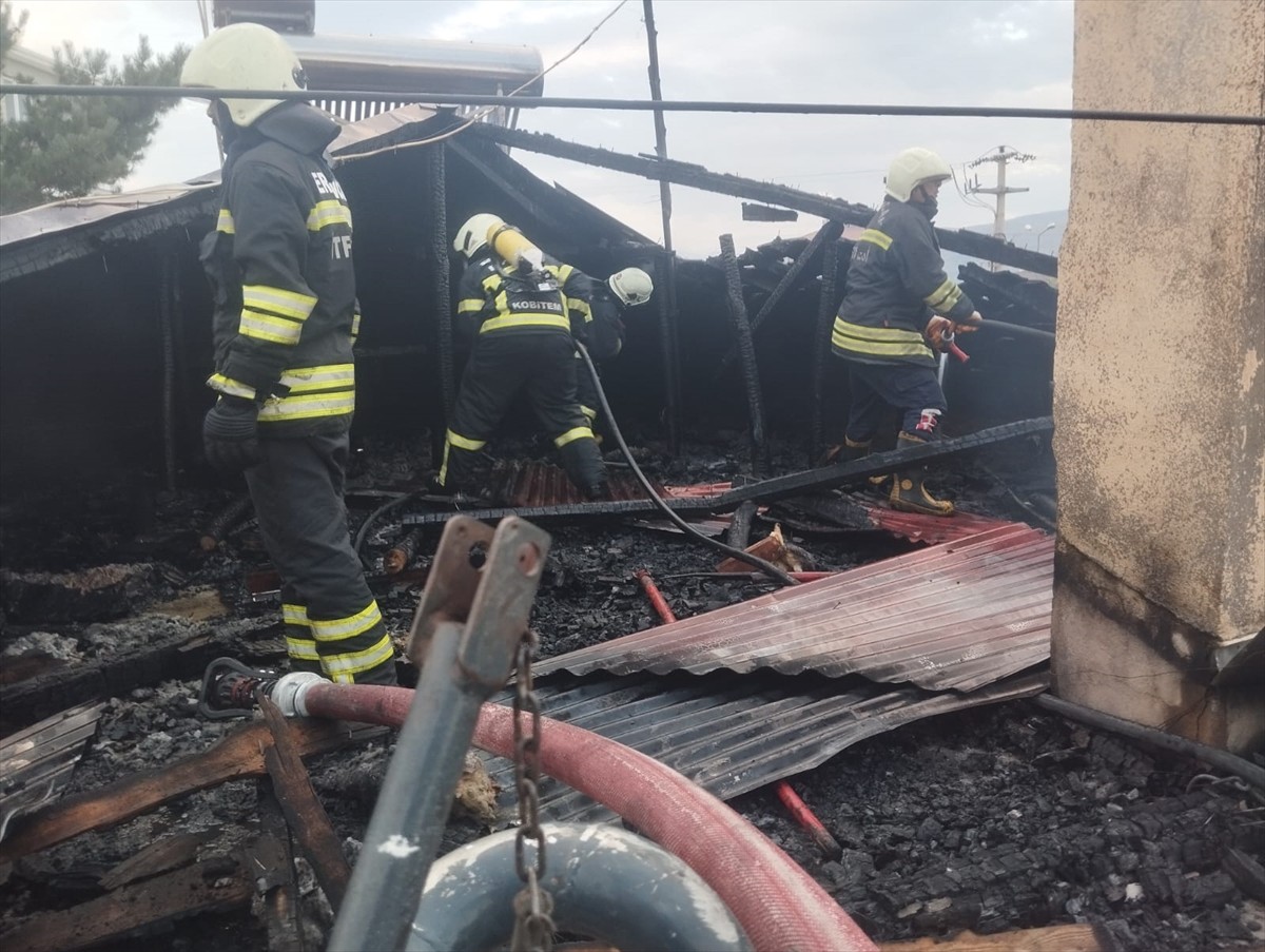 Erzincan'da 2 katlı binanın çatı katında çıkan yangın itfaiye ekiplerinin müdahalesiyle...