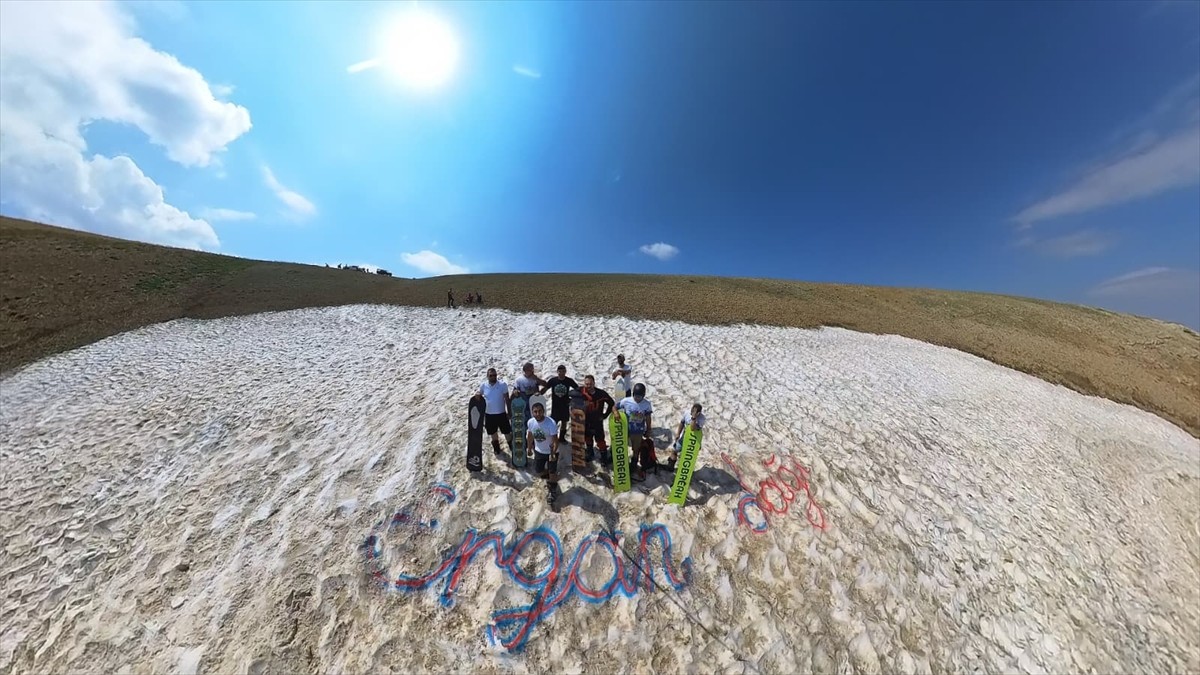Erzincan'da bir grup kayaksever, hava sıcaklığının 40 dereceye ulaştığı ağustosta, Ergan Dağı'nda...