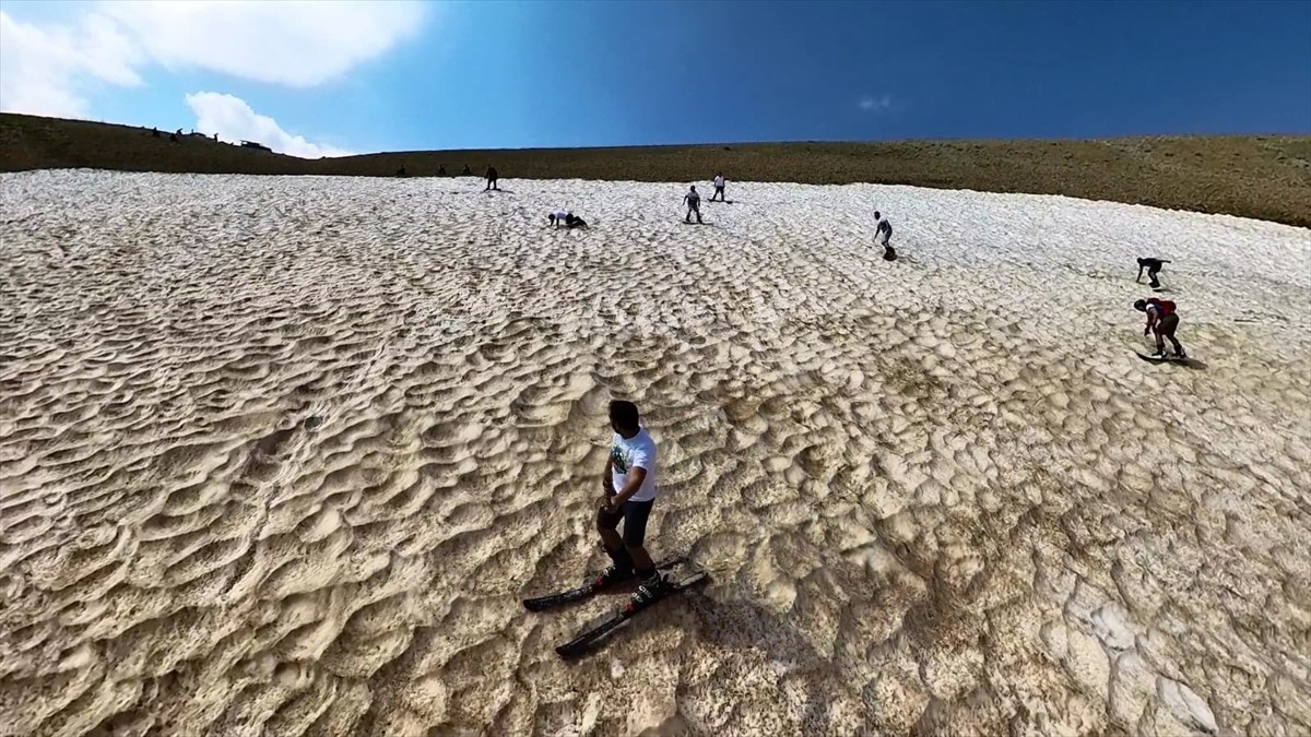 Erzincan'da bir grup kayaksever, hava sıcaklığının 40 dereceye ulaştığı ağustosta, Ergan Dağı'nda...
