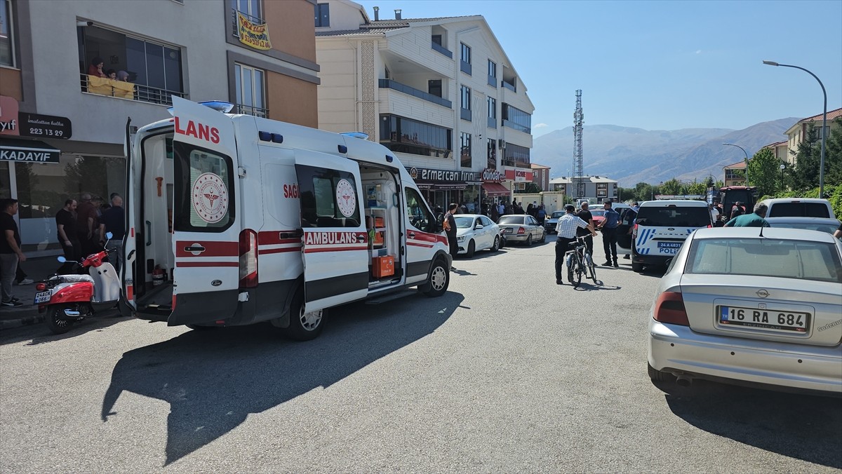 Erzincan'da çıkan silahlı kavgada 1 kişi öldü, 1 kişi yaralandı. Olayın ardından kaçan şüpheli...