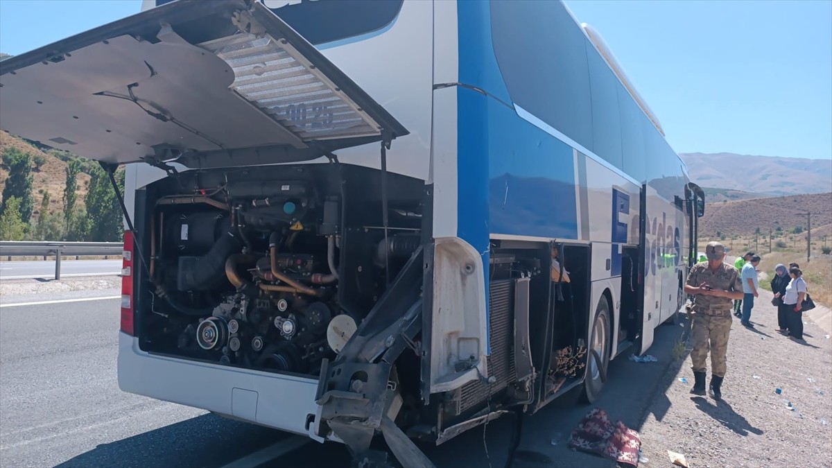 Erzincan'da yolcu otobüsünün yoldan çıkması sonucu 1'i çocuk 5 kişi yaralandı.