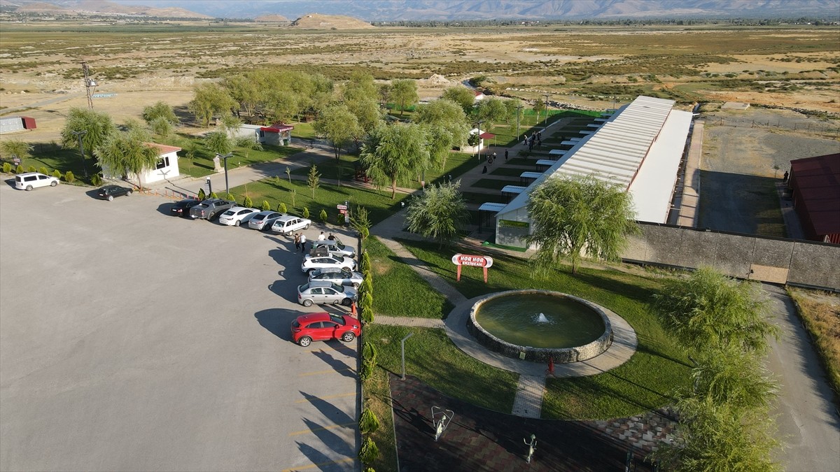 Erzincan'daki Hor Hor Kaplıcası, yer altından çıkartılan 35 derece sıcaklıkta zengin mineralli...