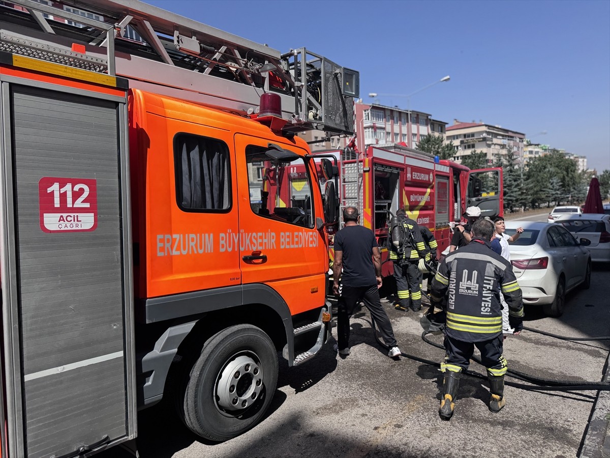 Erzurum'da, bir apartmandaki güzellik merkezinde çıkan yangında dumandan etkilenen kişi tedavi...