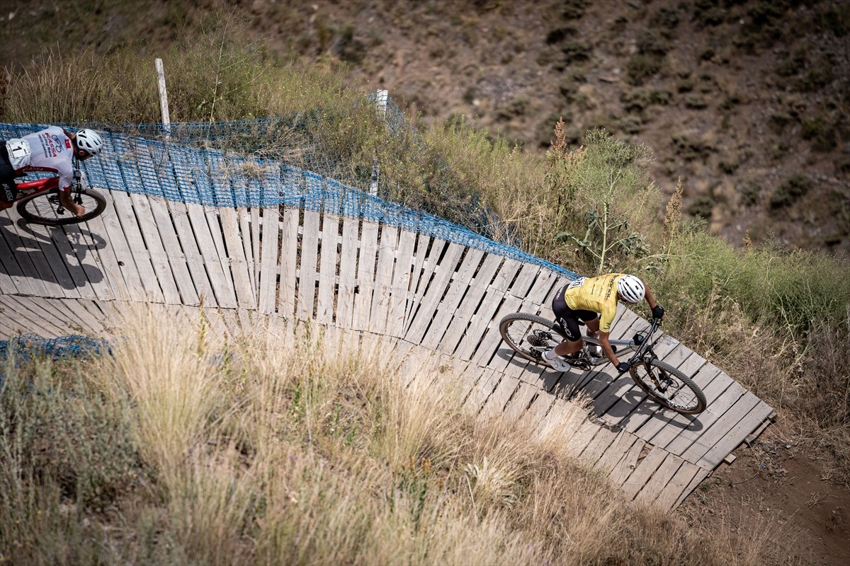 Erzurum'da, Büyükşehir Belediyesi iştiraklerinden Ejder 3200 AŞ ile Türkiye Bisiklet Federasyonu...