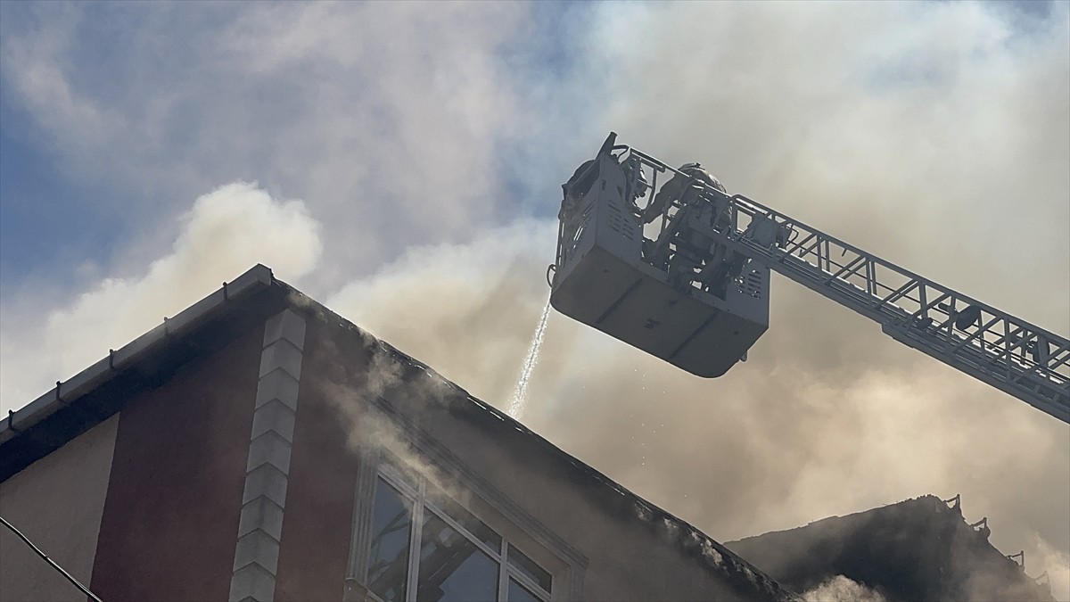 Esenler'de 5 katlı binada başlayan ve bitişiğindeki iki binaya sıçrayan yangın...