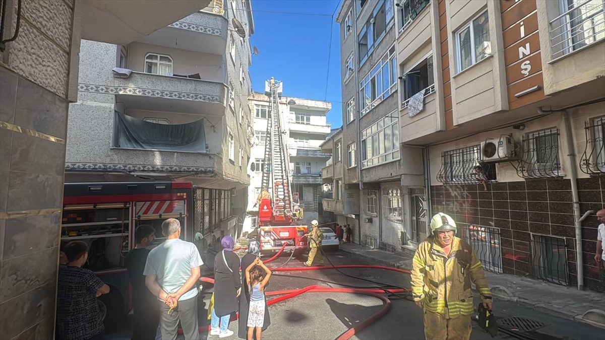  Esenler'de binanın çatısında çıkan yangın itfaiye ekiplerince söndürüldü. Vatandaşları binadan...