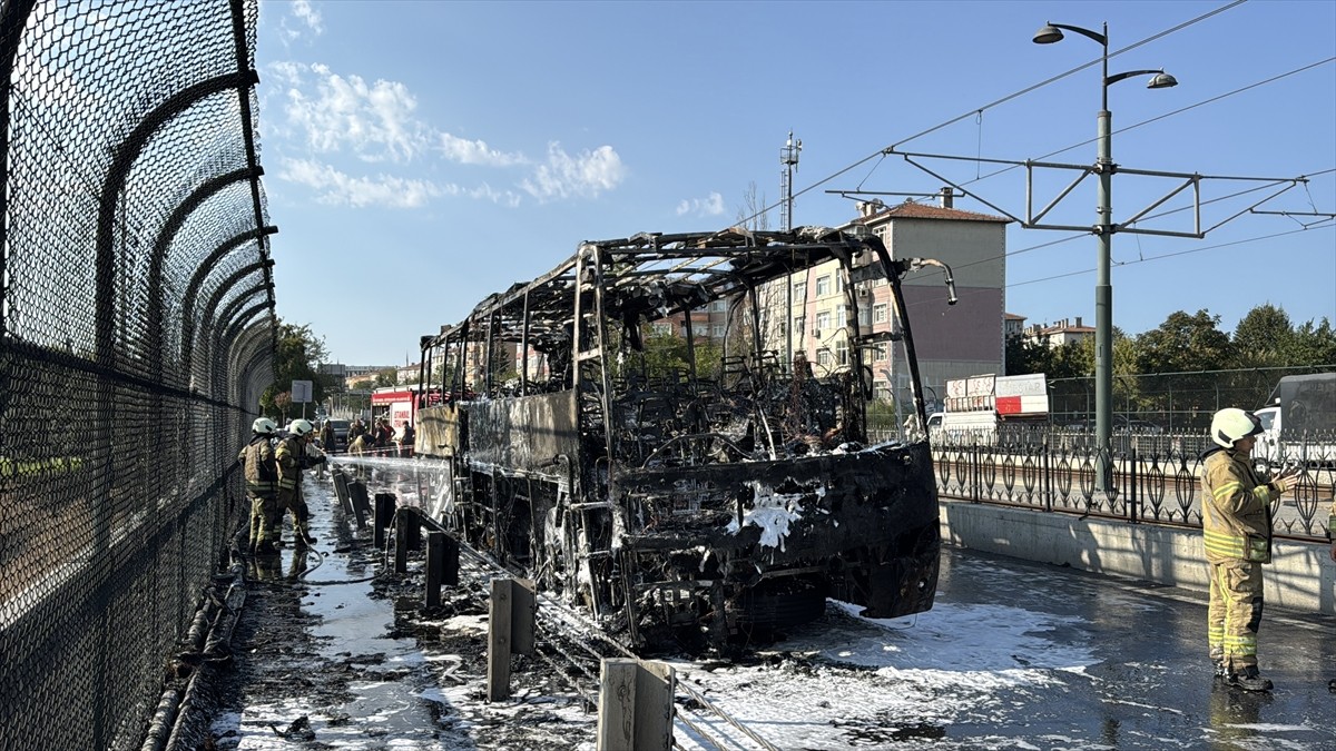 Esenler'de seyir halindeki servis minibüsünde çıkan yangın itfaiye ekiplerince söndürüldü.