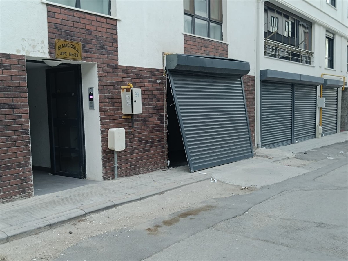 Eskişehir'in Odunpazarı ilçesinde, asansör bakımı yaptıkları binadaki elektrik kablolarının ark...