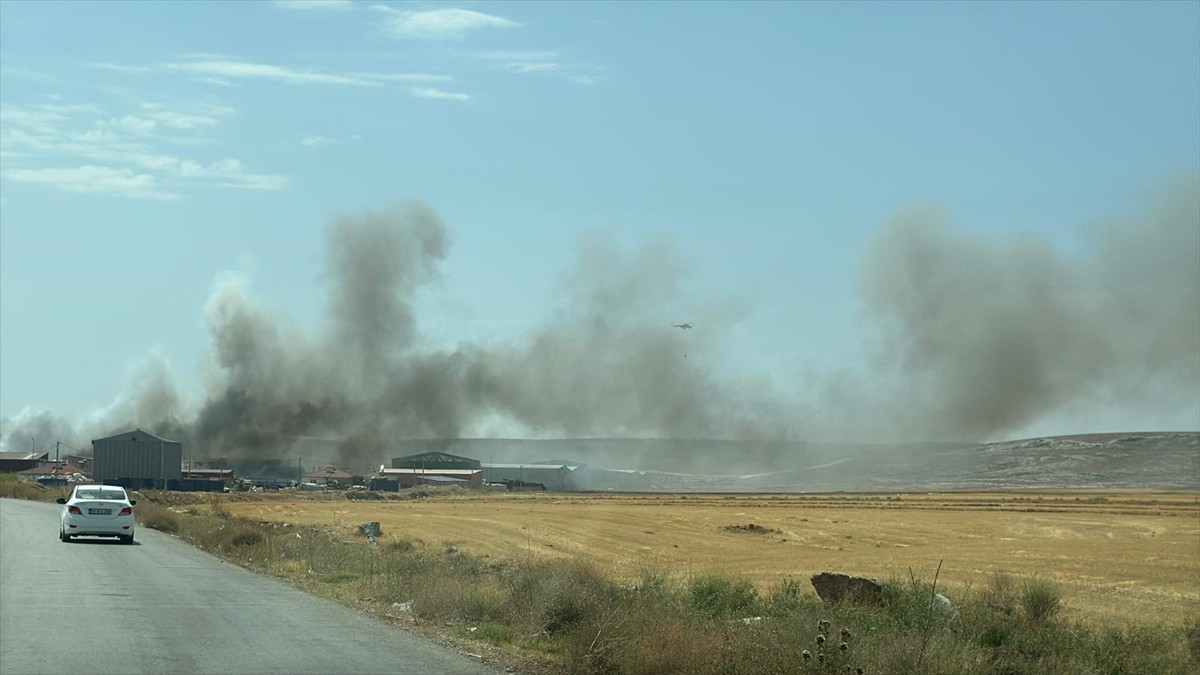 Eskişehir'in Odunpazarı ilçesinde geri dönüşüm tesisinde çıkan yangına havadan ve karadan müdahale...