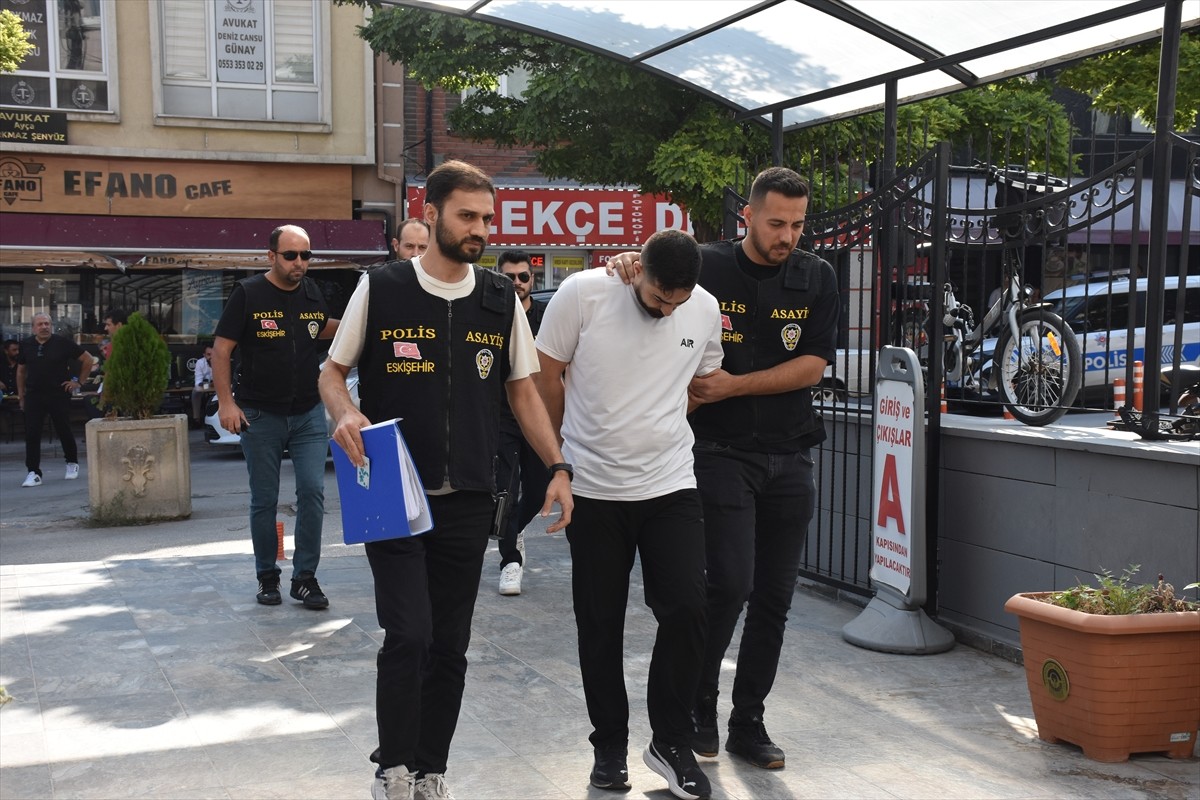 Eskişehir'in Tepebaşı ilçesinde çıkan silahlı kavgada 2 kişiyi öldürdükleri ve 1 kişiyi de...