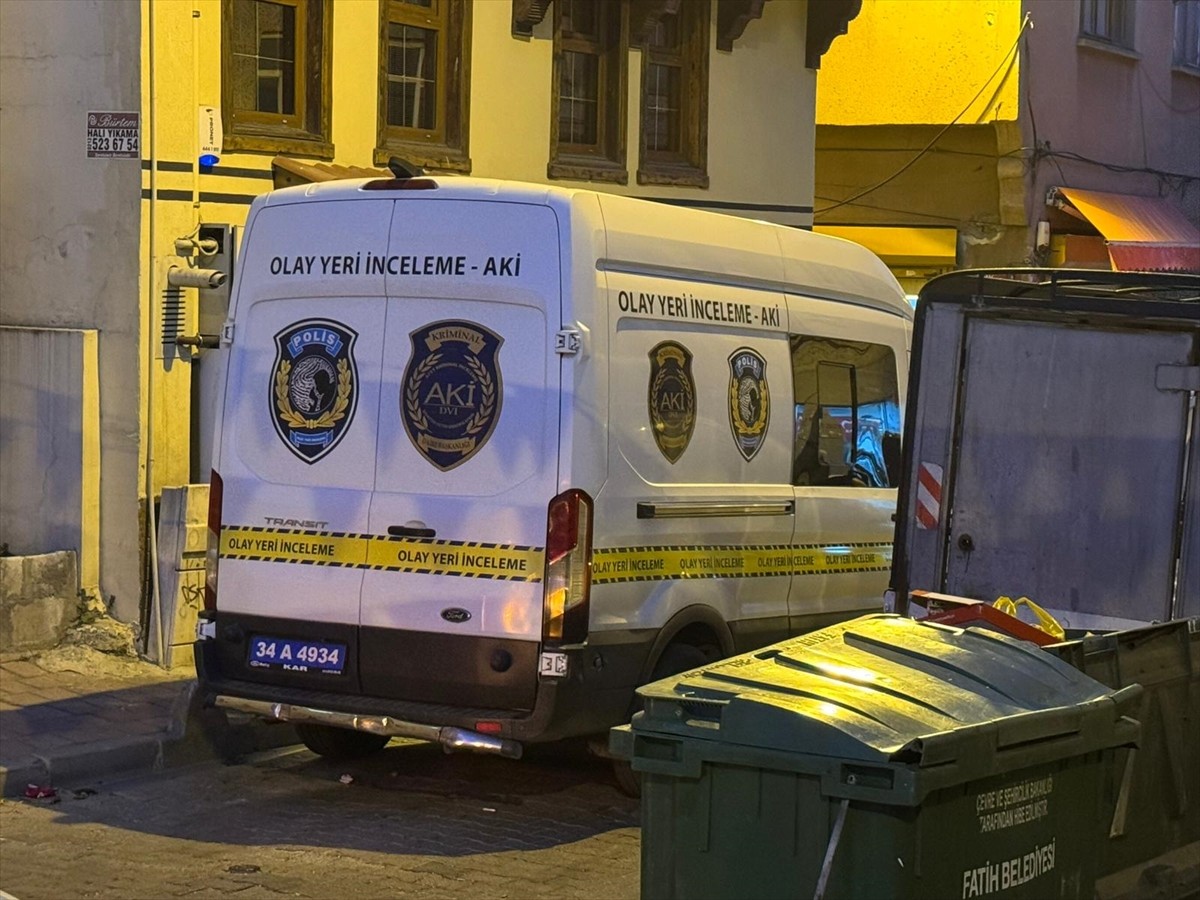 Fatih'te inşaat malzemeleri satılan dükkandaki kuyuda erkek cesedi bulundu. Polis, olayla ilgili...
