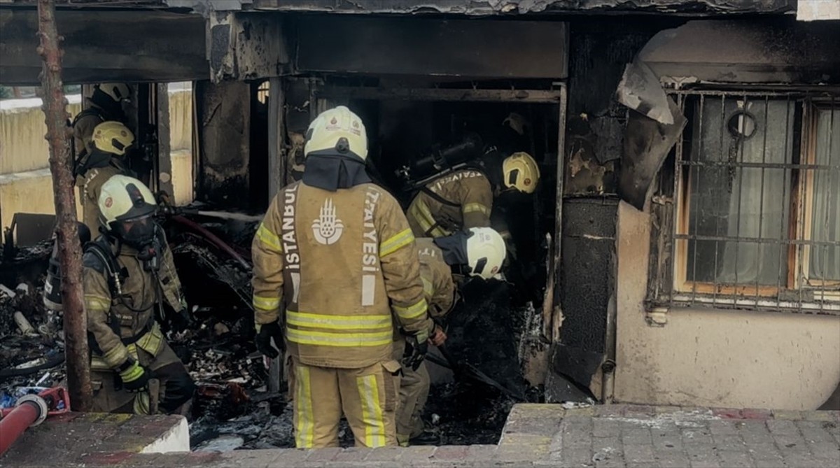 Fatih’te ecza deposunda çıkan yangın söndürüldü