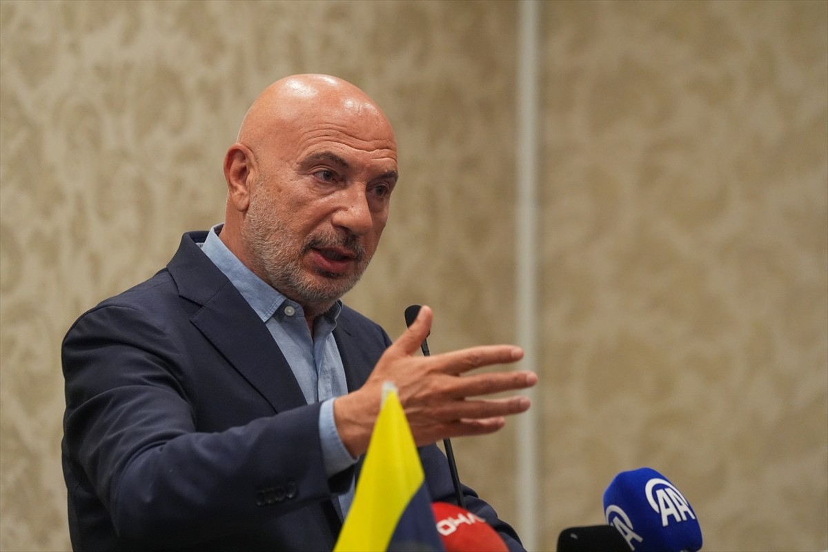 Fenerbahçe Kulübü Başkan Adayı Hakan Bilal Kutlualp, Ankara'da bir otelde taraftarlarla bir araya...