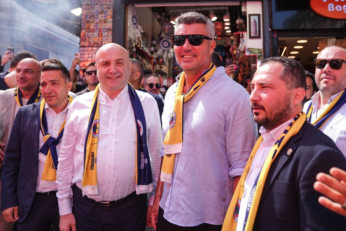 Fenerbahçe Kulübü Başkan Adayı Sadettin Saran, İstanbul'da Kapalıçarşı esnafıyla bir araya geldi....