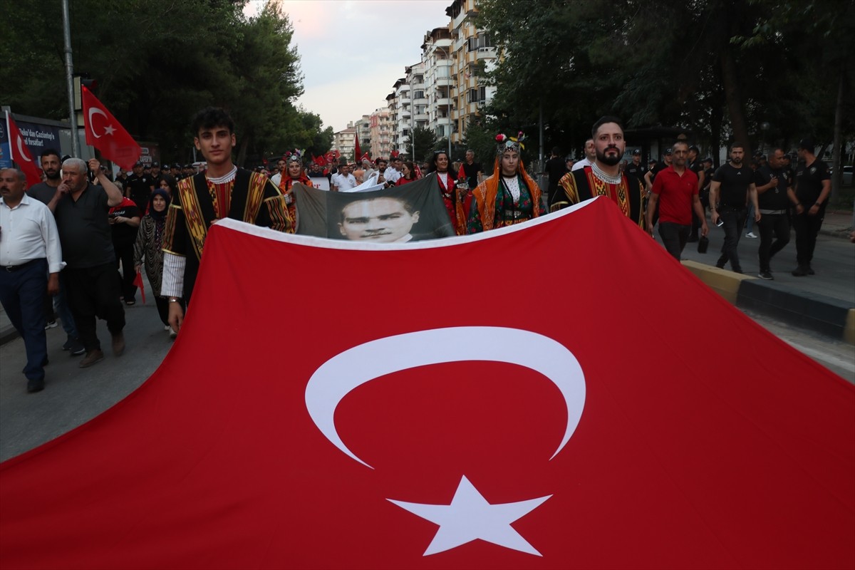 Gaziantep'in merkez Şehitkamil ilçesinde 30 Ağustos Zafer Bayramı dolayısıyla bayraklı yürüyüş...