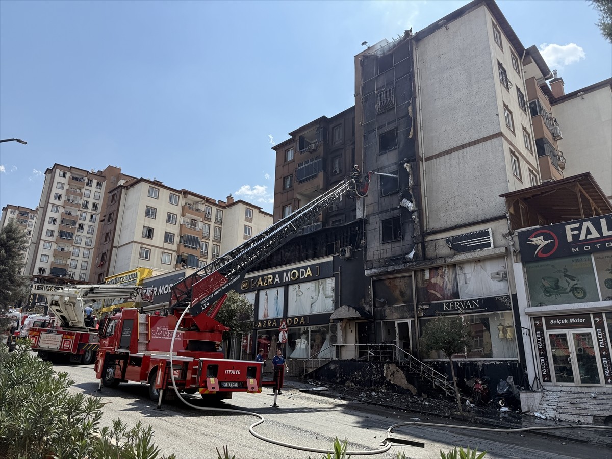 Gaziantep'in Şahinbey ilçesinde yangın çıkan 5 katlı binada mahsur kalan 15 kişi dumandan...