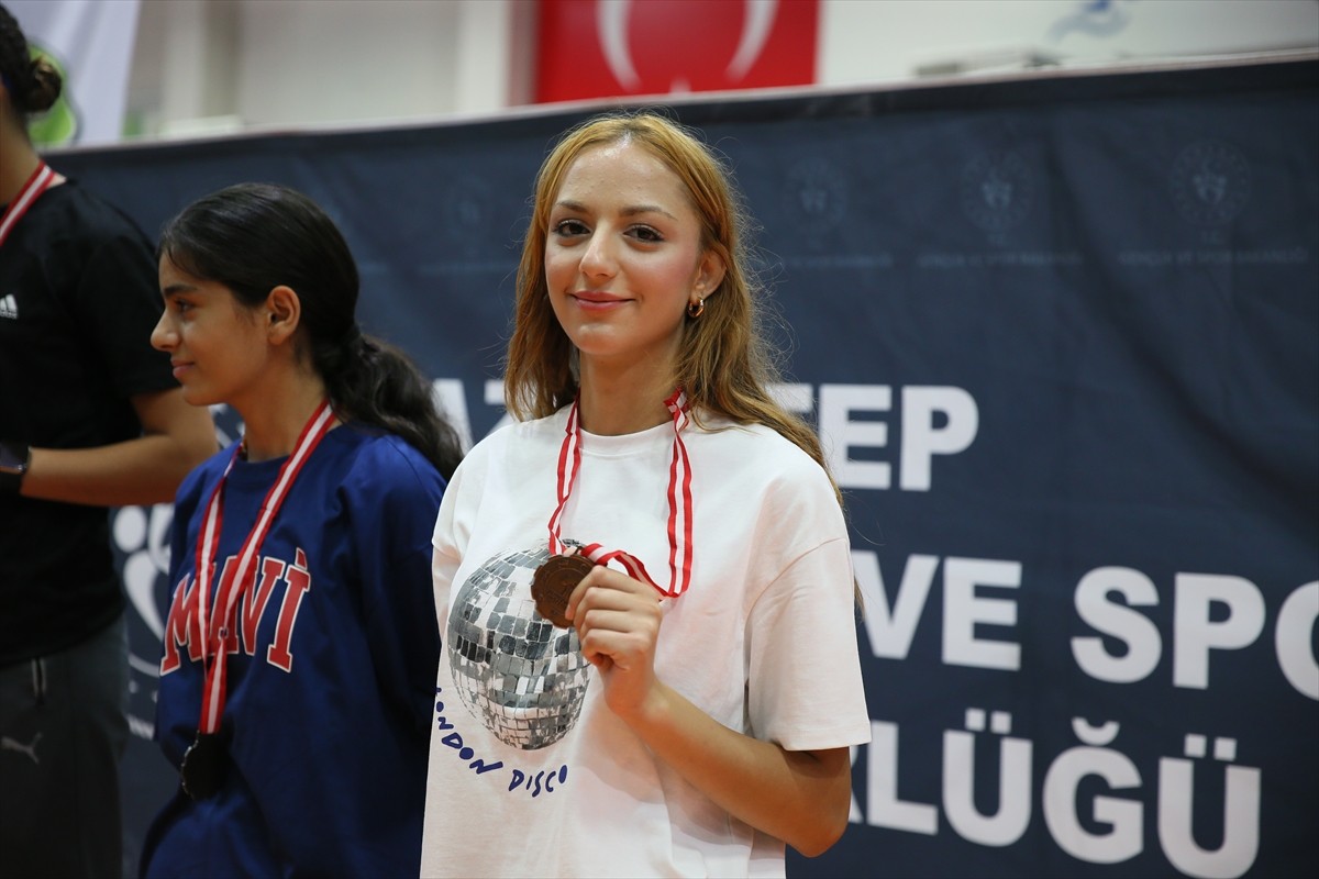 Gaziantep'te 21 ilden 400 sporcunun katılımıyla dün başlayan "İller Arası Ümitler Tekvando...