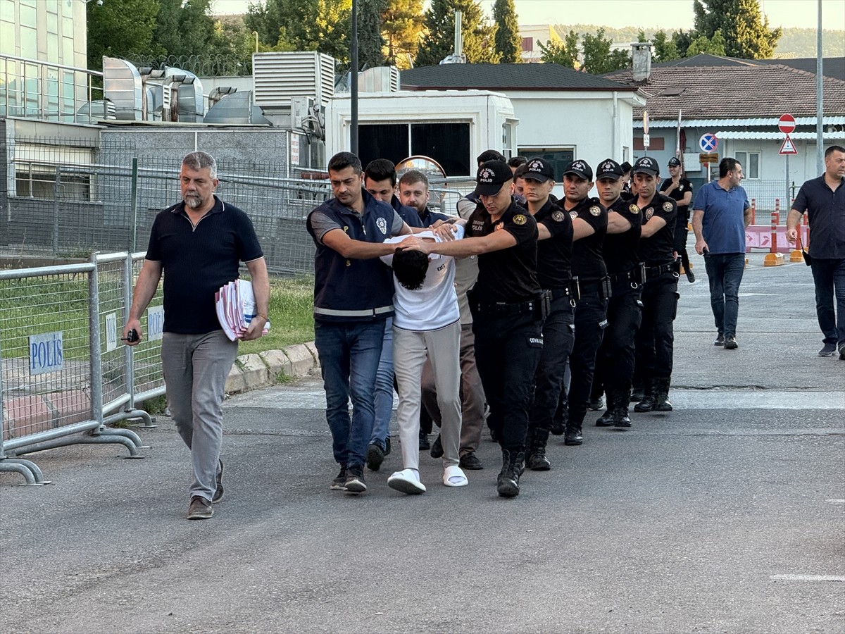 Gaziantep'te organize şekilde araçlarla takip ettikleri kişileri, kaza süsü verdikten sonra...