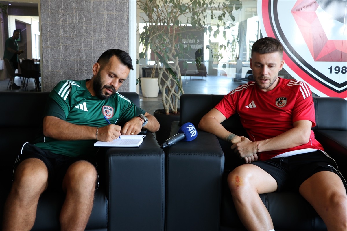 Gaziantep FK'de 7. sezonuna giren ve takımın en fazla süre alan oyuncusu olan kaptan Alexandru...