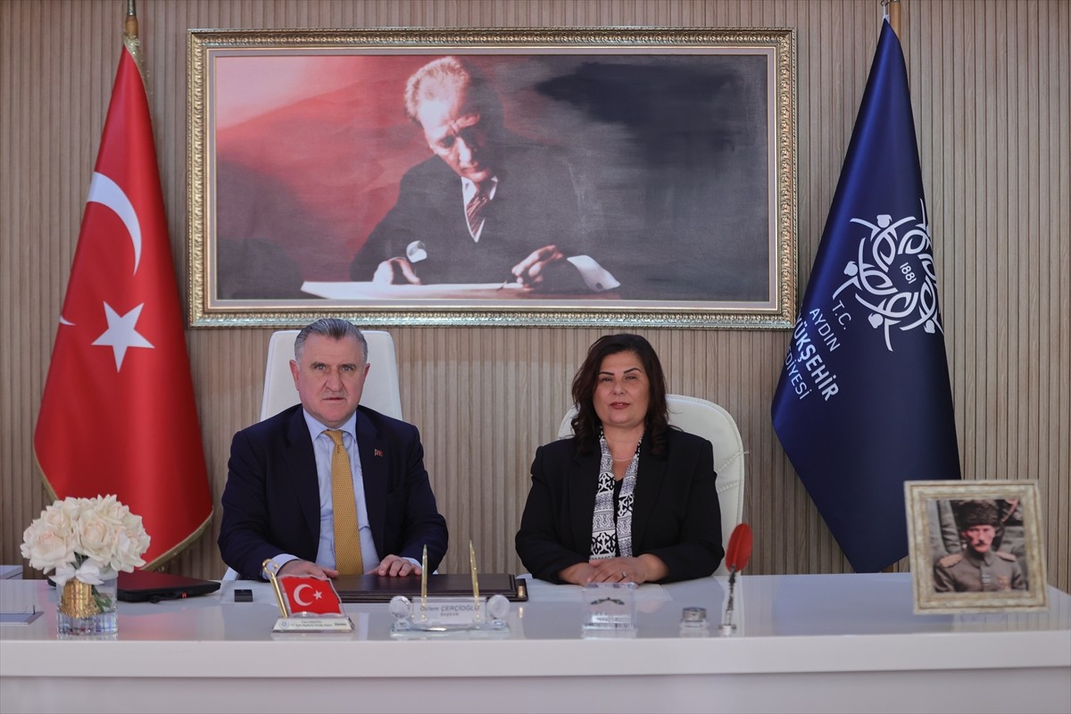 Gençlik ve Spor Bakanı Osman Aşkın Bak, CHP'den istifa ederek AK Parti'ye katılan Aydın Büyükşehir...