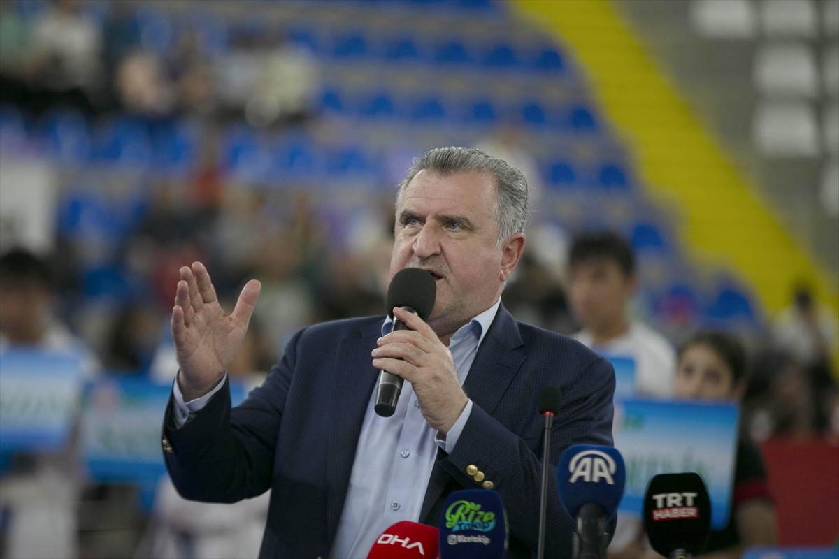 Gençlik ve Spor Bakanı Osman Aşkın Bak, eski Türkiye Karate Federasyonu Başkanı Esat Delihasan...