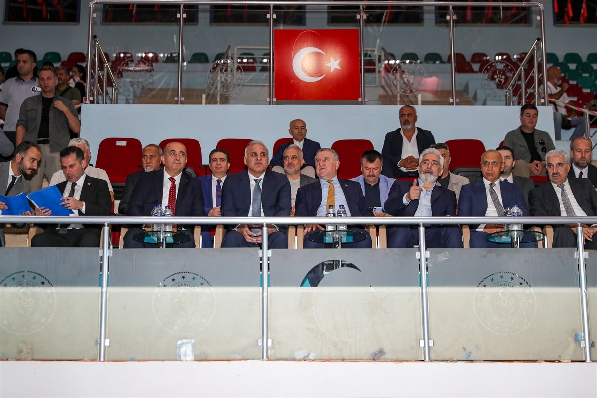 Gençlik ve Spor Bakanı Osman Aşkın Bak, Türkiye Karate Federasyonunca Diyarbakır'ın merkez...