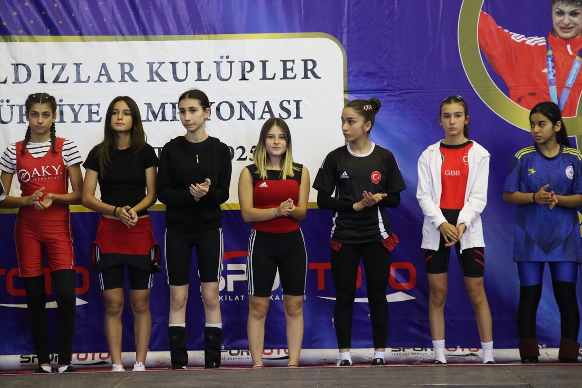 Gençlik ve Spor Bakanlığı ile Türkiye Halter Federasyonunun katkılarıyla düzenlenen Yıldızlar...