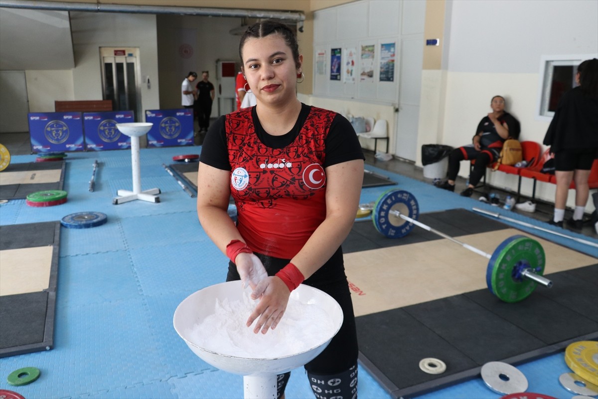 Gençlik ve Spor Bakanlığı ile Türkiye Halter Federasyonunun katkılarıyla Sivas 4 Eylül Spor...