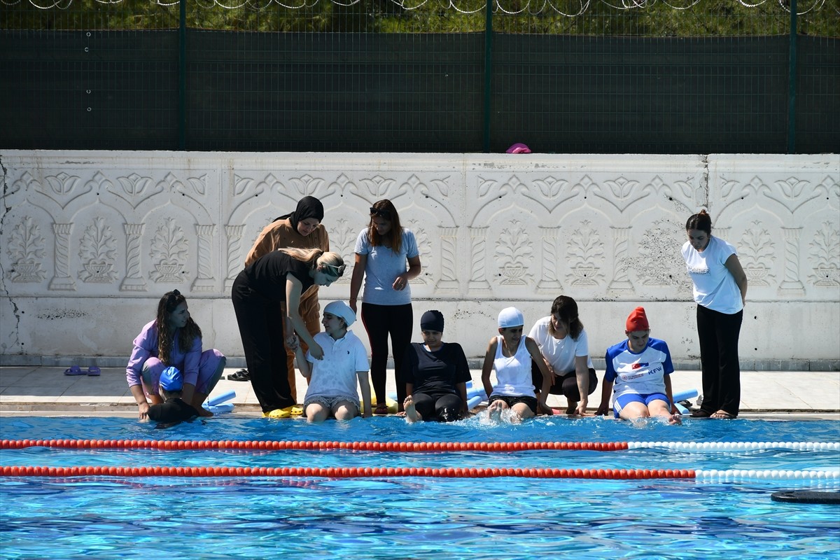 Gençlik ve Spor Bakanlığının "Yüzme Bilmeyen Kalmasın Projesi" kapsamında Batman'da açılan kursa...